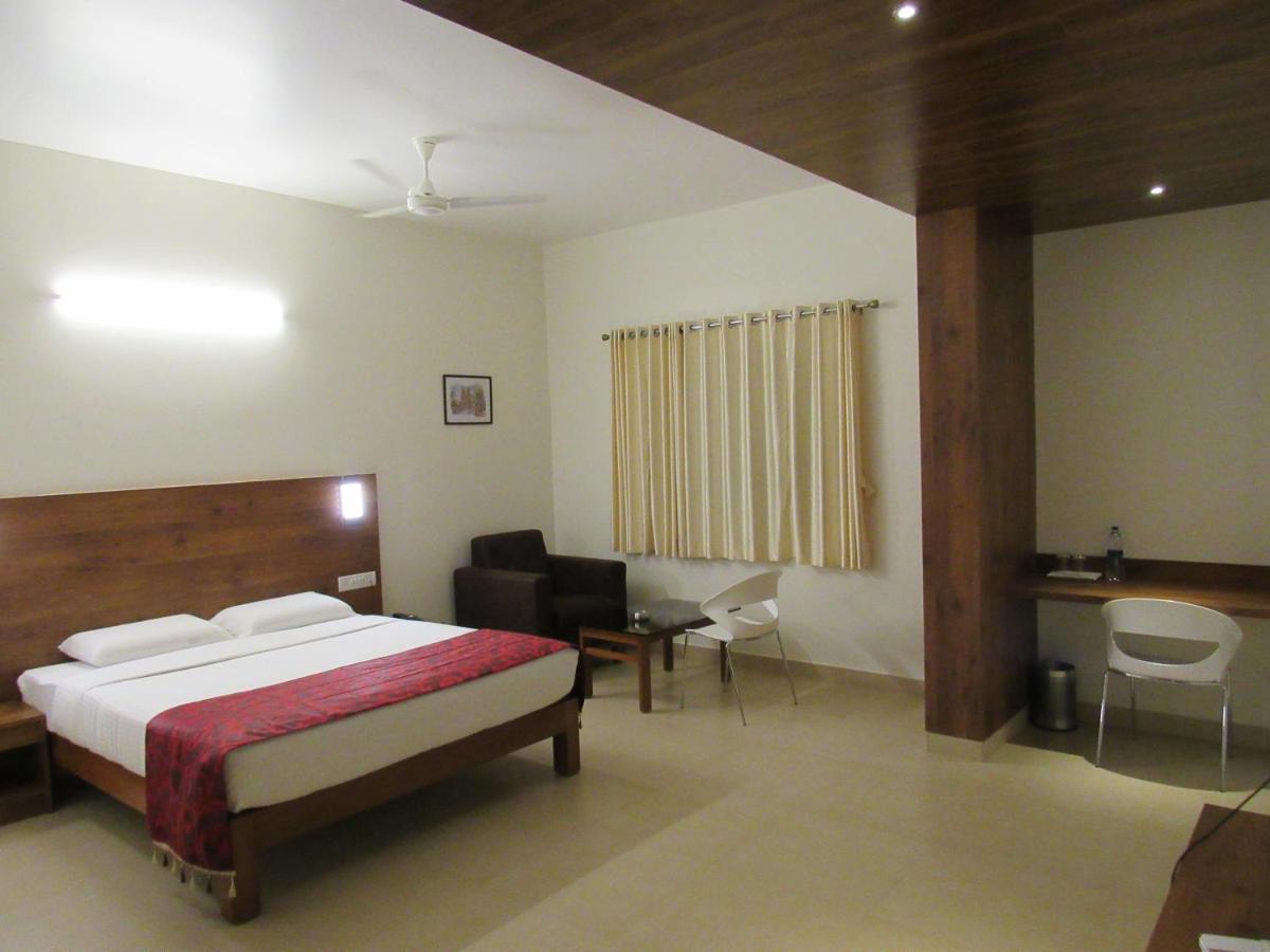Palguni Residency Hotel Hassan Exterior photo